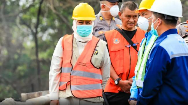 Gubernur Khofifah Kirim Heli Water Bombing Tangani Kebakaran TPA Supit Urang Malang, Utamakan Keselamatan Relawan