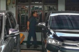 Penggeledahan Rumah eks Exco PSSI Hidayat Dijaga Ketat