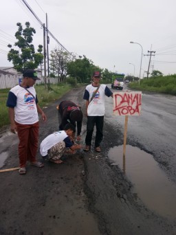 Sindir Pemerintah, Warga Tuliskan Nama Wisata di Jalan Rusak
