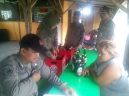 Razia di Tiga Lokasi, Amankan Puluhan Miras dan Pramusaji