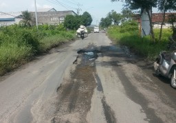 Berlubang, Jalan Cerme-Metatu Bahayakan Pengendera
