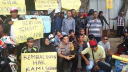 Merasa Disingkirkan, eks PKL Alun-alun Unjuk Rasa