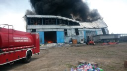Kebakaran Pabrik PT Blue Shark, Api Muncul dari Lantai 2