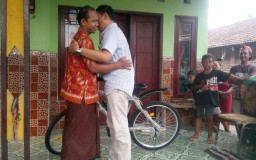 Karena Sikap Sabarnya, Guru Nur Kalim Patut Dijadikan Duta Guru Teladan