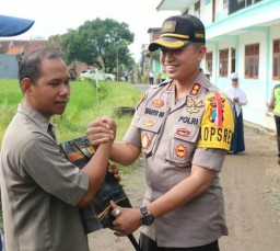Kapolres Gresik Hadiahi Nur Kalim Perlengkapan Salat