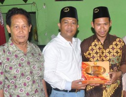 Warga Kenalkan Sosok Guru Nur Kalim kepada Anak