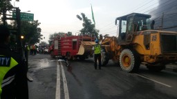 Mobil Damkar Maspion Terguling di Selatan Exit Tol
