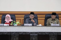 Tak Pernah Dikunjungi DPRD, Warga Bawean Protes