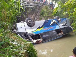 Lewati Tikungan Tajam, Bus Terjun Bebas ke Sungai Akibatkan 2 Orang Tewas