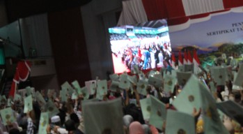 Bagikan 3.200 Sertifikat Tanah, Presiden Jokowi : Hati-hati Ketika Akan Menggadaikan ke Bank