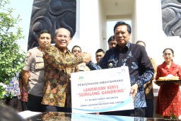 Bupati Gresik Resmikan Keris Setinggi 15 Meter