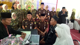 Kajati Jatim Hadir Sebagai Saksi Nikah Massal di Pasuruan