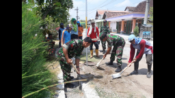 Anggota Koramil di Lamongan Ikut Membantu Pembangunan Bersama Masyarakat