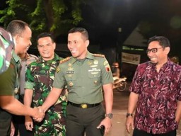 Dandin Muhammad Nurdin Cangkrukan Keliling Kampung