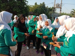 Senam Bersama Fatayat NU Wringinanom, Dokter Anis Ajak Warga Jaga Kesehatan