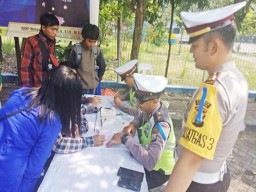 Material Telat, Satlantas Polres Gresik Ganti SIM dengan Tanda Bukti