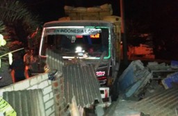 Truk Tronton Tabrak Rumah di Tuban, Sopir Tewas Seketika