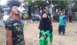 Ketika Tentara Adu Makan Kerupuk dengan Anak-anak