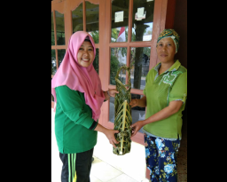 Kurangi Penggunaan Plastik, Santri di Gresik Manfaatkan Anyaman untuk Daging Kurban
