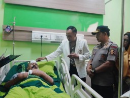 Jenguk ke RS Bhayangkara, Kapolri Hadiahi Korban Penyerangan Polsek Wonokromo dengan Pangkat Perwira