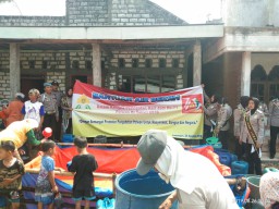 Polwan Lamongan Salurkan Air di Desa Kekeringan