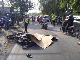 Kepala Terlindas Truk, Pemotor Asal Benjeng Tewas