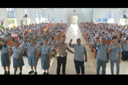 Pelajar Papua Terharu Nyanyikan Lagu Padamu Negeri Bareng Polisi   