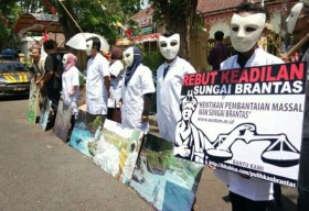 Kawal Saksi Pencemaran Sungai Brantas, Ecoton Gelar Demonstrasi dalam Sidang Gugatan ke Pemerintah