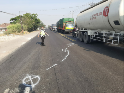 Salip Truk Gandeng, Pemuda Bojonegoro Tewas Terlindas