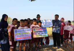 Peringati Hari Tani, Pelajar SD AL Islam Muhammadiyah Berkunjung ke Sawah