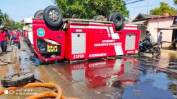 Hindari Motor Anak Sekolah, Mobil PMK Lamongan Terguling