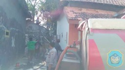Ditinggal ke Rumah Saudara, Rumah Hangus Terbakar