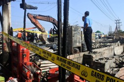 Kebakaran di Pabrik Penggilangan Pakan Ternak, Truk dan Eskavator Hangus Terbakar