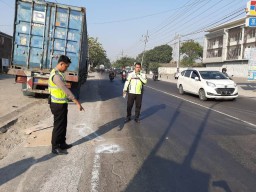 Salip Kiri dan Kesenggol, Pemotor Tewas Dilindas Truk Kontainer