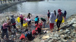 Peduli Lingkungan, PMII Bawean Bersihkan Sampah di Laut