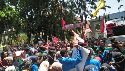 Ribuan Mahasiswa Geruduk DPRD sidoarjo Tolak RUU KPK dan KUHP