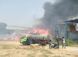 Dari Alang-alang, Kebakaran Merembet ke Gudang Penyimpanan Palet