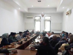 Datangi Kantor Dewan, Masyarakat Minta Penggunaan Anggaran Harus Transparan