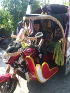 Sampaikan Pesan Perdamaian dengan Kereta Kencana