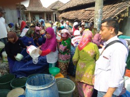 Relawan SAIM Bagikan Air Bersih di Dua Kecamatan Lamongan