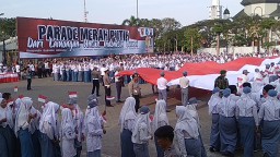 Lamongan Cinta Damai, Bentangkan Merah Putih Sepanjang 700 Meter