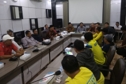 Tunggu Kehadiran Manajemen PT PJS, Audiensi Bersama Ultras di Kantor Dewan Diskors