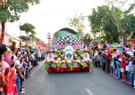 Sampaikan Pesan Keberagaman, Karnaval Mobil Hias Ala Petrokimia Gresik Raih Juara Pertama