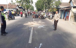 Kesenggol Truk Trailer di Jalan Raya Boboh, Pemotor Tewas