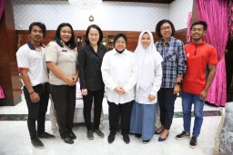 Sabet Perunggu, Risma Beri Reward Atlet Panjat Tebing Junior Asli surabaya