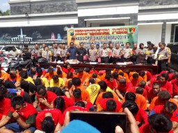 Kapolres dan Kapolsek Jajaran Polrestabes Surabaya Pamer Tangkapan