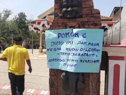 Mengendap-endap Seperti Maling, Perangkat Desa di Gresik Kepergok Berduaan di Rumah Istri Warganya