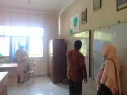 Memprihatinkan, Plafon Sekolah Negeri di Surabaya Ambruk