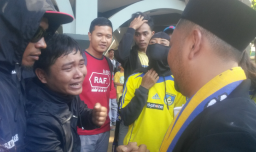 Suporter Jauh-jauh Pulang dari Malaysia dan Menangis Demi Persegres