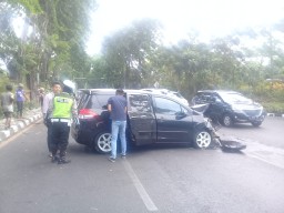 Hampir Terserempet Sedan, Sopir Mazda Banting Setir dan Tabrak Pohon